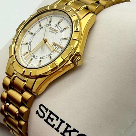 Vintage 2001 Seiko gold tone watch, 36mm size case, 7.5in size wrist bracelet - Picture 7 of 10